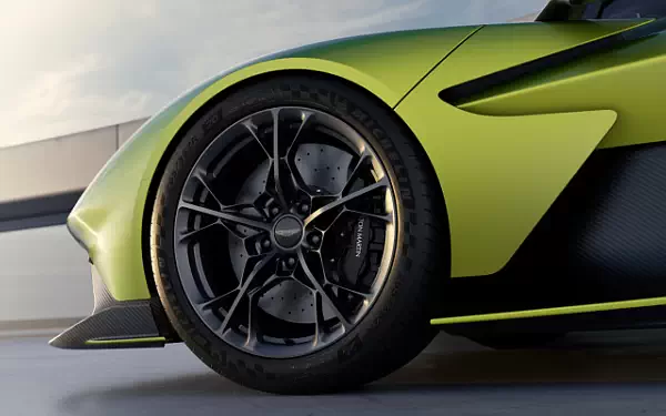   Aston Martin Valhalla - 2025