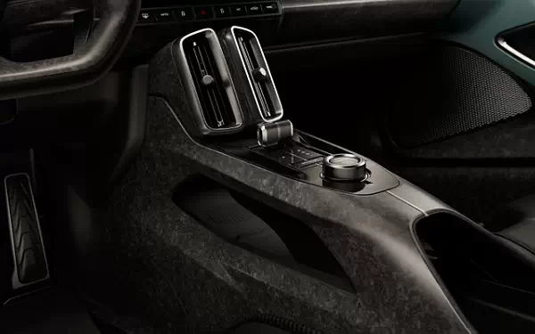   Aston Martin Valhalla - 2025