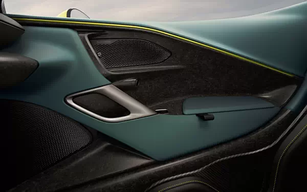   Aston Martin Valhalla - 2025