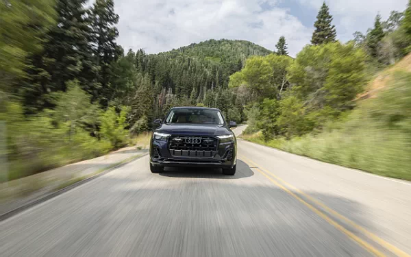   Audi Q7 55 TFSI quattro (Waitomo Blue Metallic) US-spec - 2025