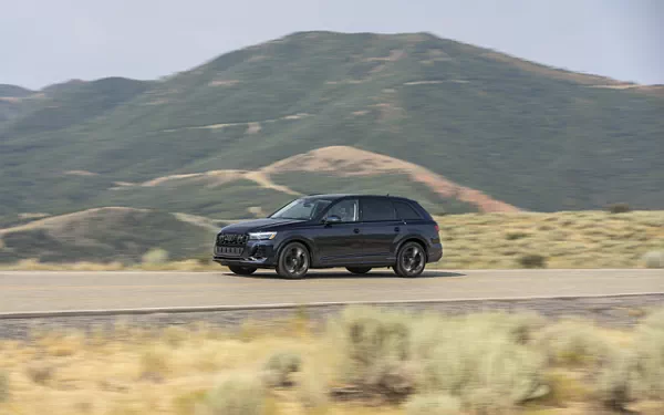   Audi Q7 55 TFSI quattro (Waitomo Blue Metallic) US-spec - 2025