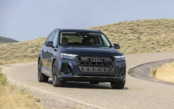   Audi Q7 55 TFSI quattro (Waitomo Blue Metallic) US-spec - 2025