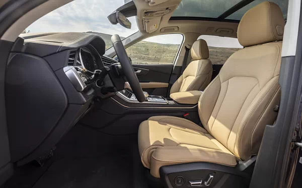   Audi Q7 55 TFSI quattro (Waitomo Blue Metallic) US-spec - 2025