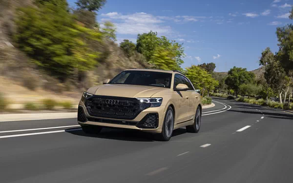   Audi Q8 55 TFSI quattro S line (Sakhir Gold Metallic) US-spec - 2025