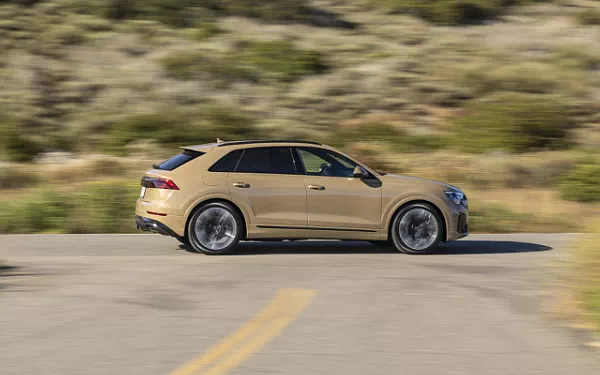   Audi Q8 55 TFSI quattro S line (Sakhir Gold Metallic) US-spec - 2025