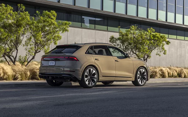   Audi Q8 55 TFSI quattro S line (Sakhir Gold Metallic) US-spec - 2025