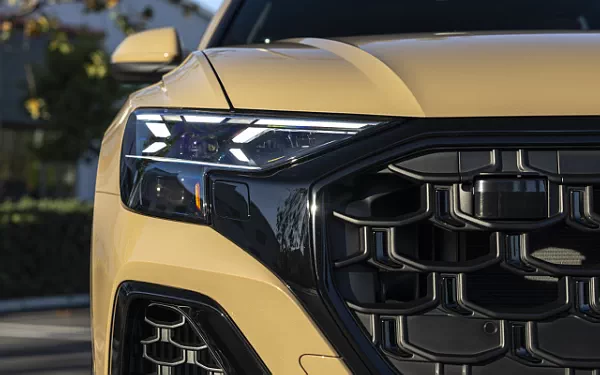   Audi Q8 55 TFSI quattro S line (Sakhir Gold Metallic) US-spec - 2025