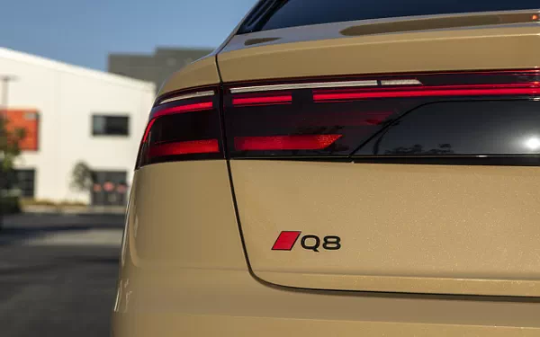   Audi Q8 55 TFSI quattro S line (Sakhir Gold Metallic) US-spec - 2025