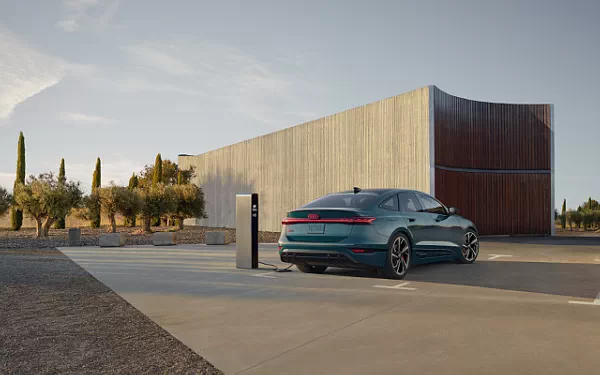   Audi S6 Sportback e-tron US-spec - 2025