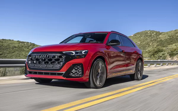   Audi SQ8 TFSI quattro (Chili Red Metallic) US-spec - 2025