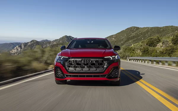   Audi SQ8 TFSI quattro (Chili Red Metallic) US-spec - 2025