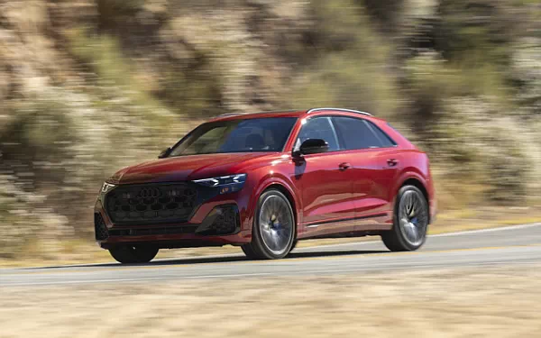   Audi SQ8 TFSI quattro (Chili Red Metallic) US-spec - 2025