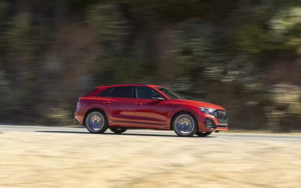   Audi SQ8 TFSI quattro (Chili Red Metallic) US-spec - 2025