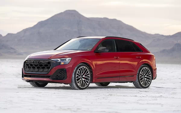   Audi SQ8 TFSI quattro (Chili Red Metallic) US-spec - 2025