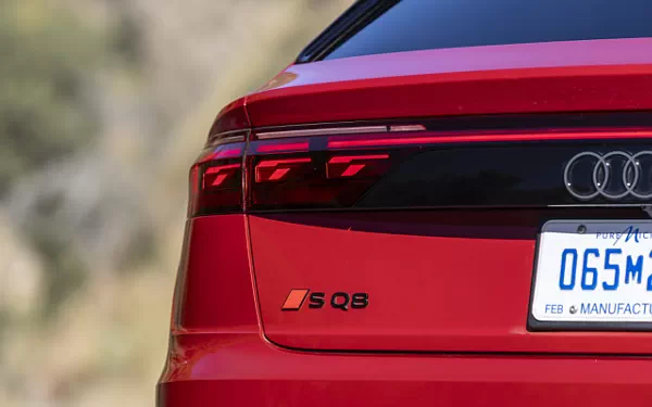   Audi SQ8 TFSI quattro (Chili Red Metallic) US-spec - 2025