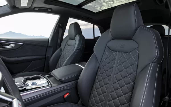   Audi SQ8 TFSI quattro (Chili Red Metallic) US-spec - 2025