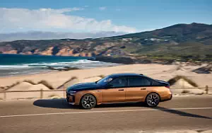   BMW i7 M70 xDrive (Two Tone Liquid Copper Sapphire Black) - 2023
