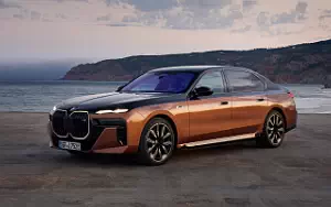   BMW i7 M70 xDrive (Two Tone Liquid Copper Sapphire Black) - 2023
