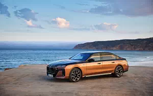   BMW i7 M70 xDrive (Two Tone Liquid Copper Sapphire Black) - 2023