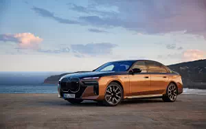   BMW i7 M70 xDrive (Two Tone Liquid Copper Sapphire Black) - 2023