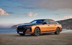   BMW i7 M70 xDrive (Two Tone Liquid Copper Sapphire Black) - 2023