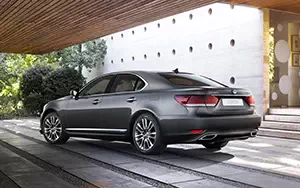   Lexus LS600h - 2012