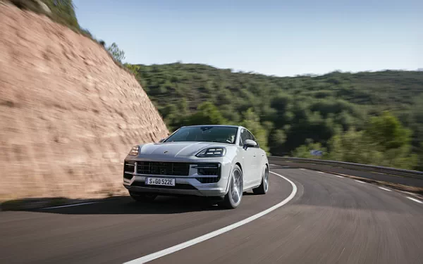   Porsche Cayenne S E-Hybrid Coupe SportDesign Package - 2023