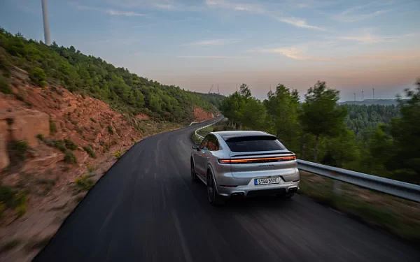   Porsche Cayenne Turbo E-Hybrid Coupe - 2023
