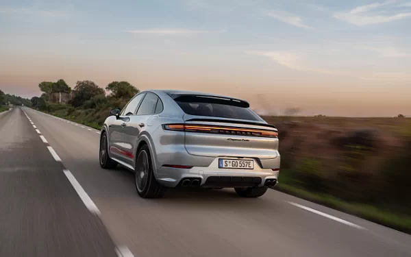   Porsche Cayenne Turbo E-Hybrid Coupe - 2023