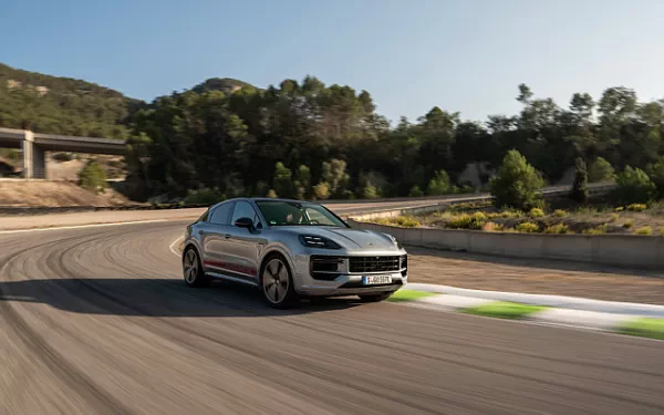  Porsche Cayenne Turbo E-Hybrid Coupe - 2023