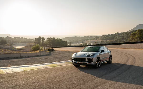   Porsche Cayenne Turbo E-Hybrid Coupe - 2023