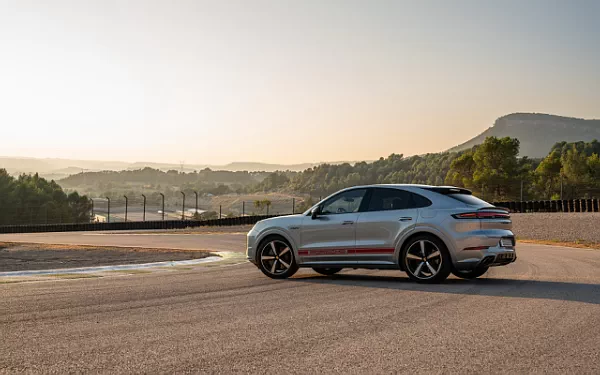   Porsche Cayenne Turbo E-Hybrid Coupe - 2023