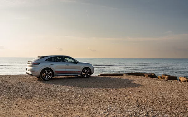   Porsche Cayenne Turbo E-Hybrid Coupe - 2023