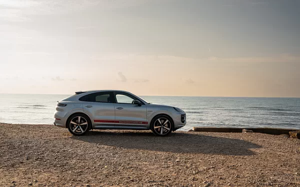   Porsche Cayenne Turbo E-Hybrid Coupe - 2023