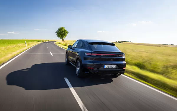   Porsche Cayenne GTS Coupe (Algarve Blue Metallic) - 2024