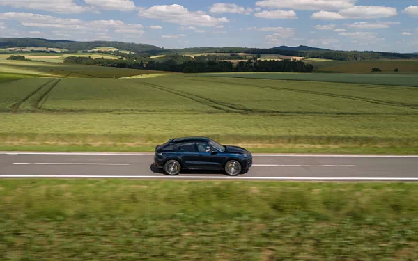   Porsche Cayenne GTS Coupe (Algarve Blue Metallic) - 2024