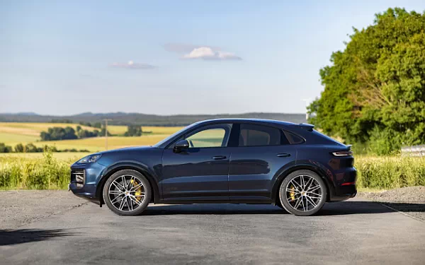   Porsche Cayenne GTS Coupe (Algarve Blue Metallic) - 2024