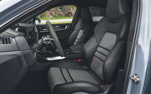   Porsche Cayenne GTS Coupe - 2024