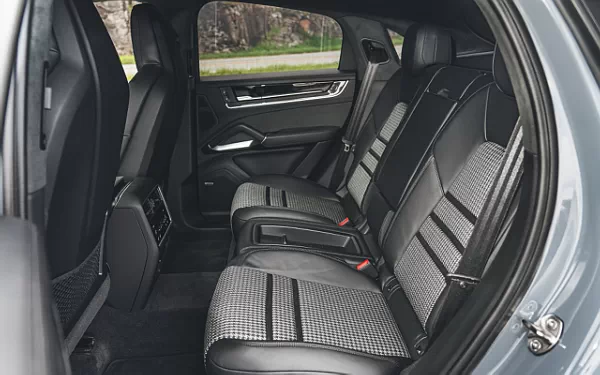   Porsche Cayenne GTS Coupe - 2024