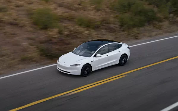   Tesla Model 3 Standard - 2025