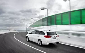   Toyota Auris Touring Sports Hybrid - 2013