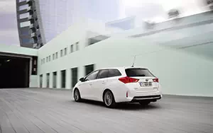  Toyota Auris Touring Sports Hybrid - 2013