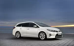   Toyota Auris Touring Sports Hybrid - 2013