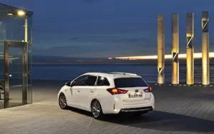   Toyota Auris Touring Sports Hybrid - 2013