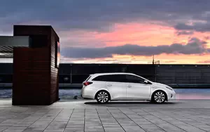   Toyota Auris Touring Sports Hybrid - 2013