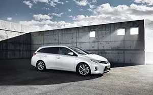   Toyota Auris Touring Sports Hybrid - 2013