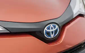   Toyota C-HR Hybrid (Orange) - 2019