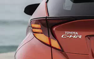   Toyota C-HR Hybrid (Orange) - 2019