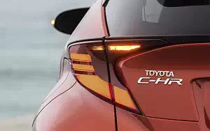   Toyota C-HR Hybrid (Orange) - 2019