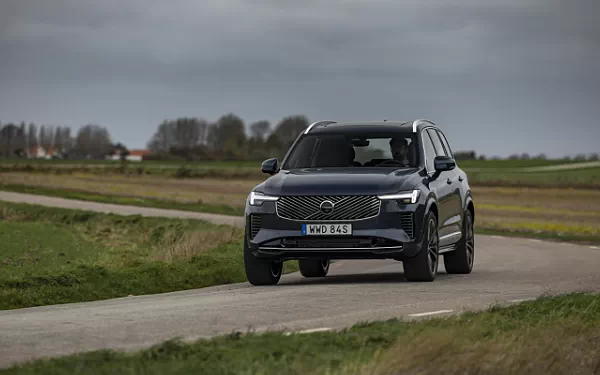   Volvo XC90 B5 AWD - 2024